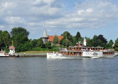 Über den Nord-Ostsee-Kanal mit dem Schaufelraddampfer „Freya“und ein Besuch von Kiel – 30.04.24